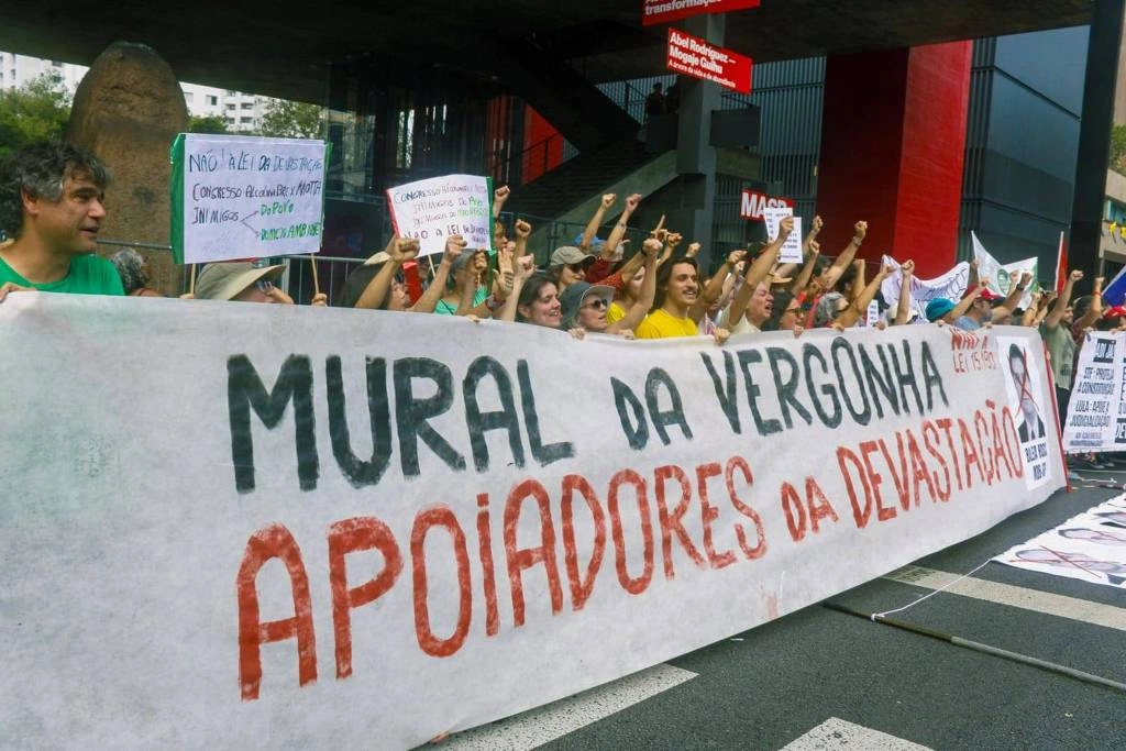 Protesto contra nova lei do licenciamento ambiental, na avenida Paulista, em São Paulo