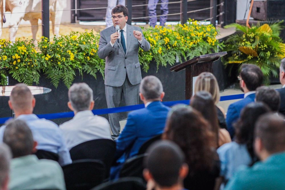 Rafael Fonteles entrega honraria a destaques do agro na Expoapi
