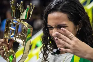 Rayssa Leal mostra quantos títulos tem da Street League (Foto: Rodilei Morais/Fotoarena)