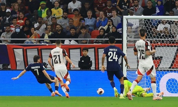 Rossi não segura e Kvaratskhelia faz o gol que abriu o placar