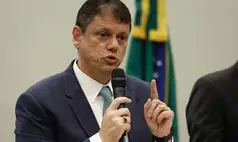 Tarcísio cobra explicações de Flávio sobre caso Master e fala em “escândalo”