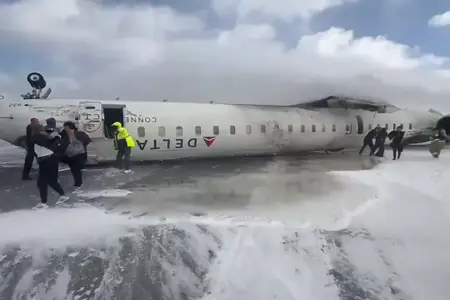 Avião da Delta capota em Toronto; 18 ficam feridos