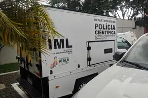 Carro IML (Foto: Pabllo Ruan)