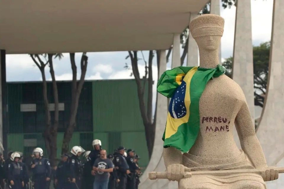 Estátua foi pichada durante os atos golpistas de 8 de Janeiro de 2023