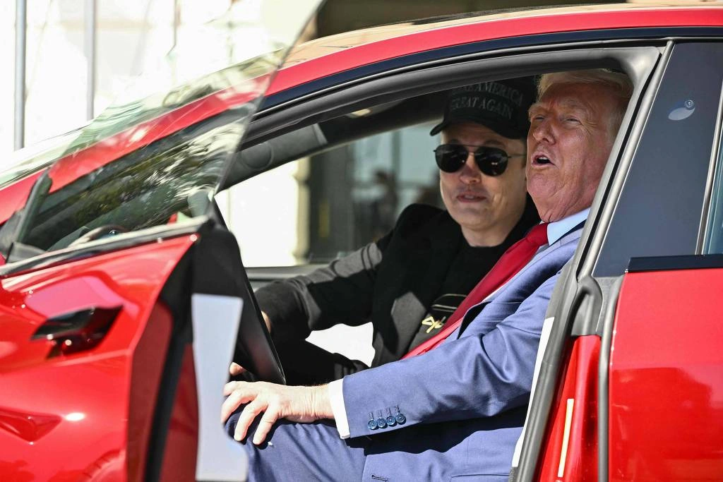 Elon Musk e Donald Trump em carro da Tesla na Casa Branca