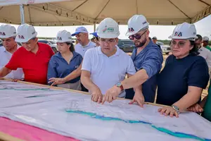 Governador em visita as obras do Parque Industrial de Piripiri (Foto: Reprodução)