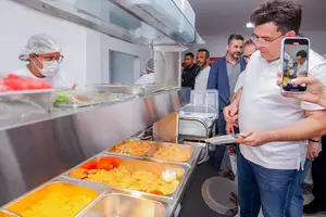 Governador Rafael Fonteles inaugurando uma das unidades do Restaurante Popular (Foto: Reprodução)