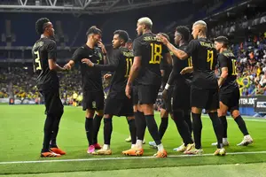 Jogadores da seleção brasileira usam uniforme preto em amistoso contra Guiné (Foto: Pau Barrena - 17.jun.23/AFP)