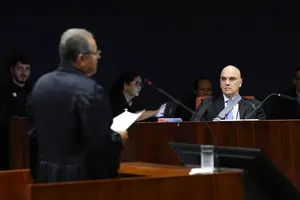 Moraes ouve advogado durante julgamento de denúncia nesta terça-feira (22), no Supremo (Foto: Rosinei Coutinho/Divulgação STF)