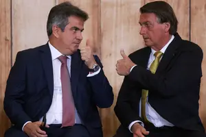 O Ex-ministro Ciro Nogueira (Casa Civil) com o ex-presidente Jair Bolsonaro em evento no Palácio do Planalto (Foto: Pedro Ladeira - 13.dez.2021/Folhapress)