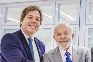 O presidente Lula e o presidente da Telebras, Frederico de Siqueira Filho, novo ministro das Comunicações, em visita a centro de operações em Brasília (Foto: Ricardo Stuckert - 27.ago.24/Presidência da República)