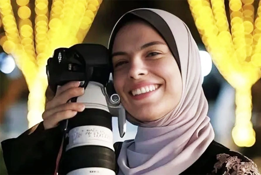 O sorriso cativante e comprometido de Fatima Hassouna, fotojornalista palestina morta por Israel