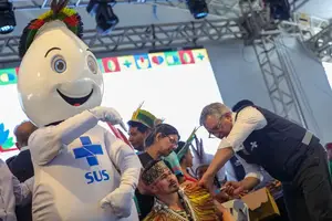 Padilha vacina lideranças indígenas no ATL e reforça campanha contra a gripe (Foto: Agência Brasil)