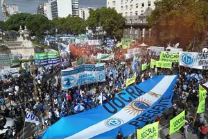 Protesto de pensionistas e sindicalistas contra o governo do presidente da Argentina, Javier Milei, em frente ao Congresso Nacional, em Buenos Aires. (Foto: 9.abr.25 - Tomas Cuesta/AFP)