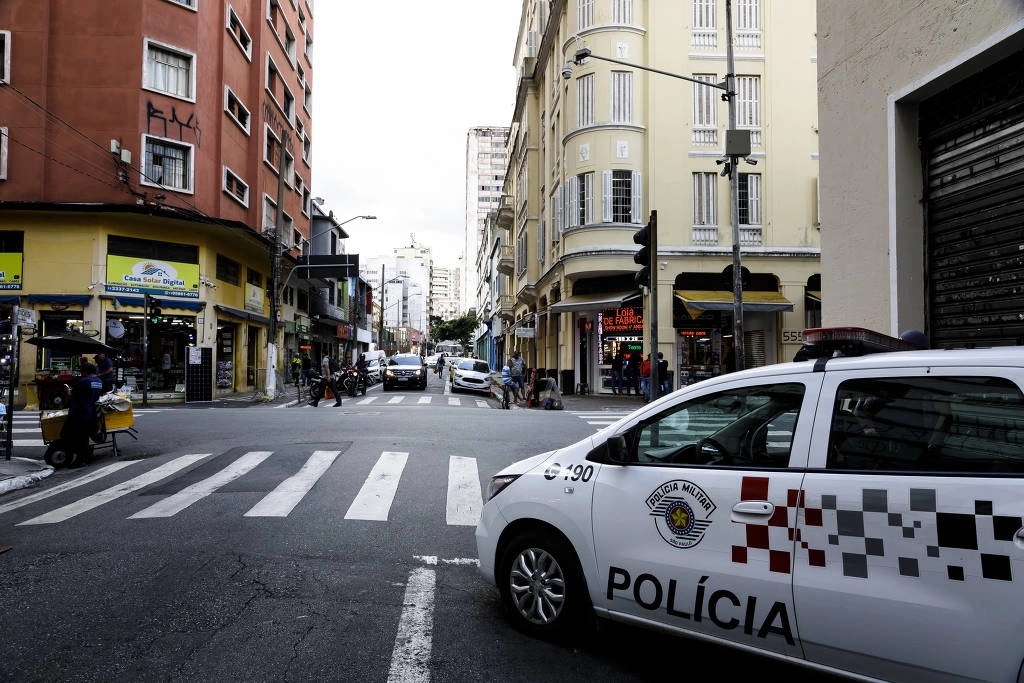 Viatura da Polícia Militar na rua Santa Ifigênia, região central de São Paulo