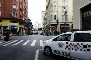 Viatura da Polícia Militar na rua Santa Ifigênia, região central de São Paulo (Foto: Rubens Cavallari)