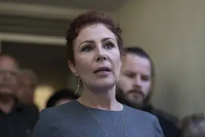 A deputada Carla Zambelli (PL-SP) dá entrevista após ser condenada a 10 anos de prisão (Foto: Reprodução)