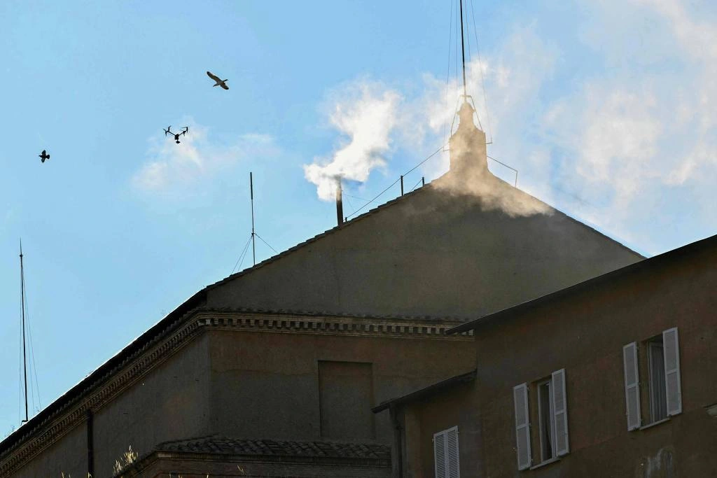 A fumaça branca saindo da chaminé instalada no teto da Capela Sistina indica a eleição de um novo papa