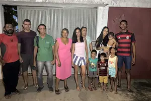 A moradora Liliane Alves afirma que já procurou a concessionária responsável pelo abastecimento diversas vezes, mas nunca obteve uma solução concreta. (Foto: Pedro Lima - Revista40Graus)