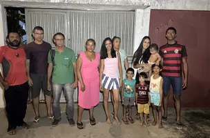 A moradora Liliane Alves afirma que já procurou a concessionária responsável pelo abastecimento diversas vezes, mas nunca obteve uma solução concreta. (Foto: Pedro Lima - Revista40Graus)