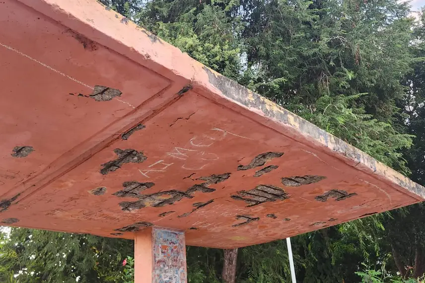 Abrigo de parada de ônibus em colapso no Mocambinho