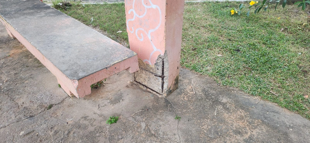 Abrigo de parada de ônibus em colapso no Mocambinho