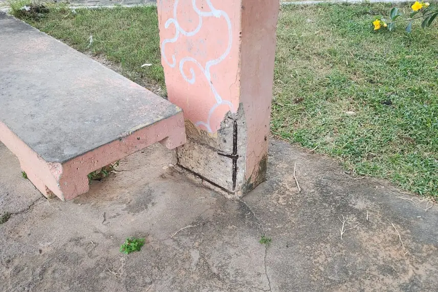 Abrigo de parada de ônibus em colapso no Mocambinho