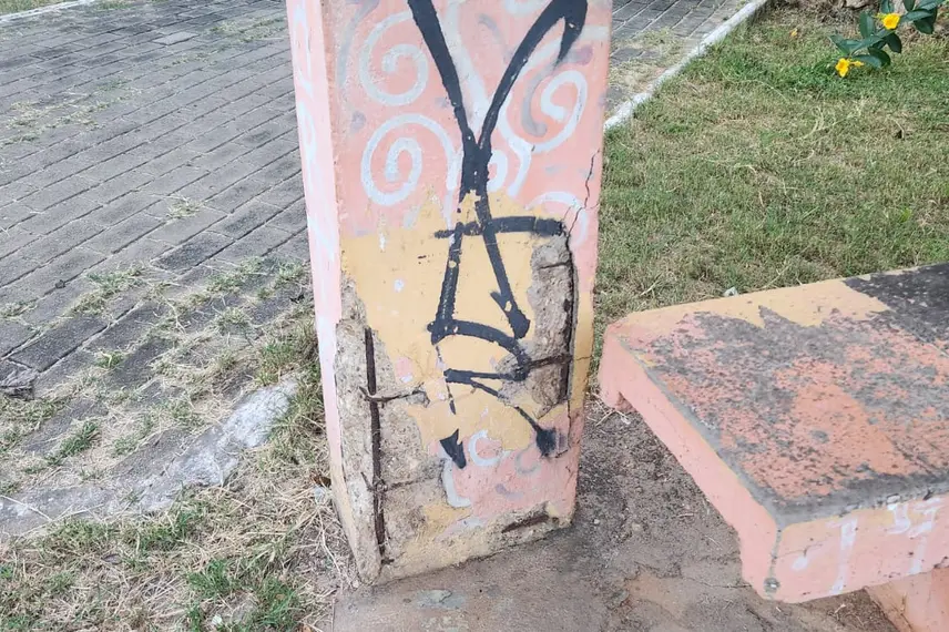 Abrigo de parada de ônibus em colapso no Mocambinho