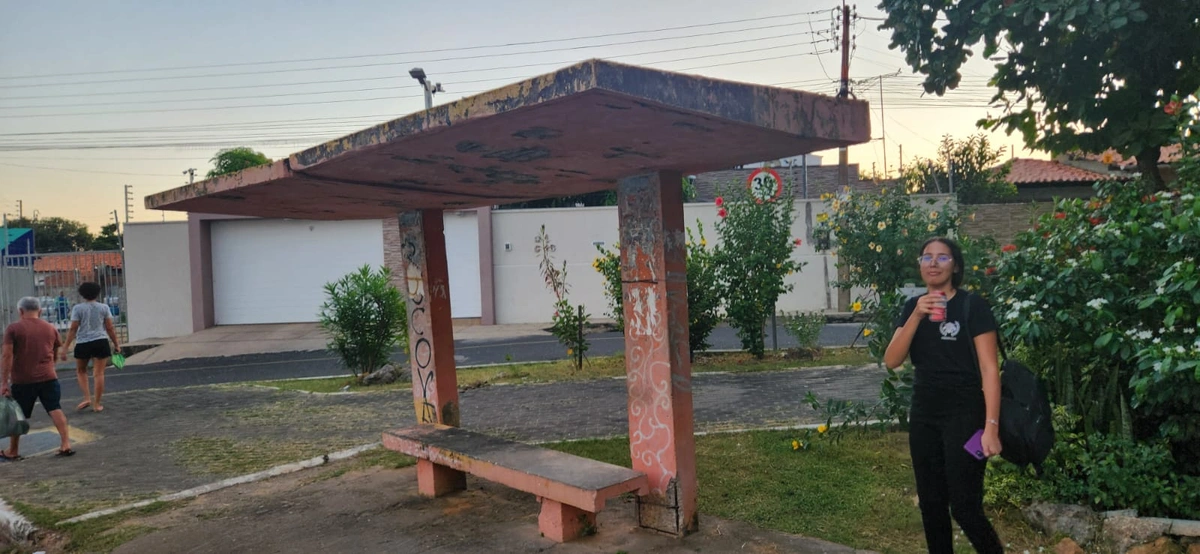 Abrigo de parada de ônibus em colapso no Mocambinho