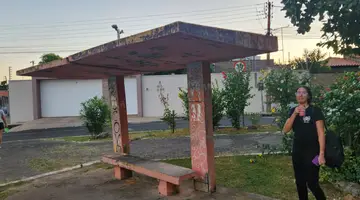 Abrigo de parada de ônibus em colapso no Mocambinho (Foto: Revista40graus)