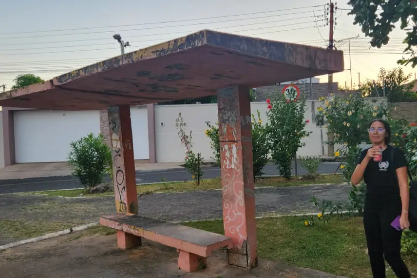 Abrigo de parada de ônibus em colapso no Mocambinho
