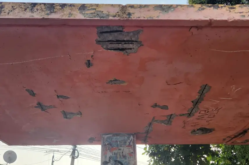 Abrigo de parada de ônibus em colapso no Mocambinho