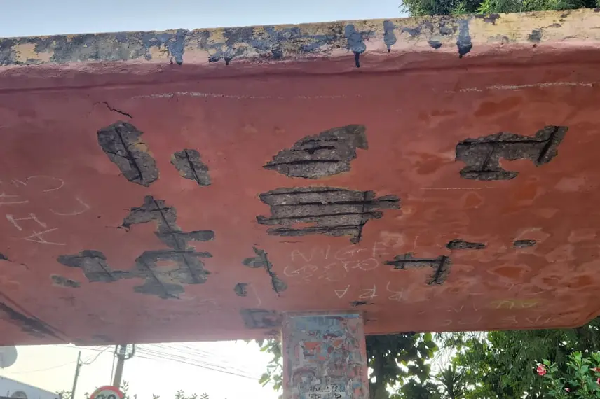 Abrigo de parada de ônibus em colapso no Mocambinho
