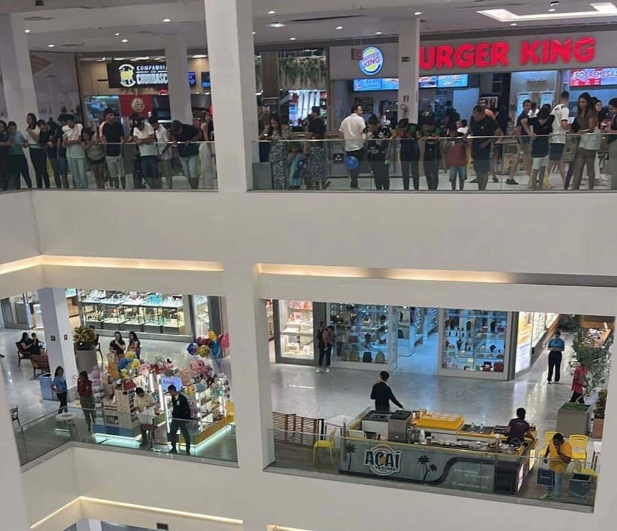 Adolescente de 16 anos caiu do quarto andar do shopping; caso é investigado pelas autoridades locais.