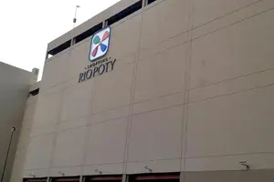 Adolescente de 16 anos caiu do quarto andar do shopping; caso é investigado pelas autoridades locais. (Foto: Sa Cavalcante)