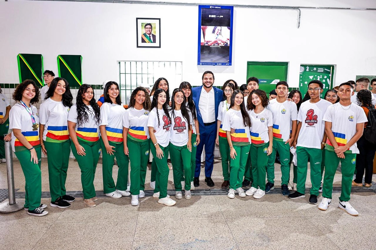 Alunos com o secretário