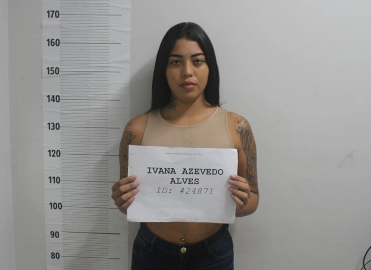 Ana Azevedo sendo identificada para o banco de dados da polícia