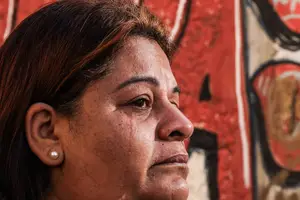 Ana Paula Abrile, que teve o filho de 17 anos, Igor Donizete Abrile, morto em fevereiro em frente à casa da família, no Jardim São Luis, na zona sul (Foto: Karime Xavier)
