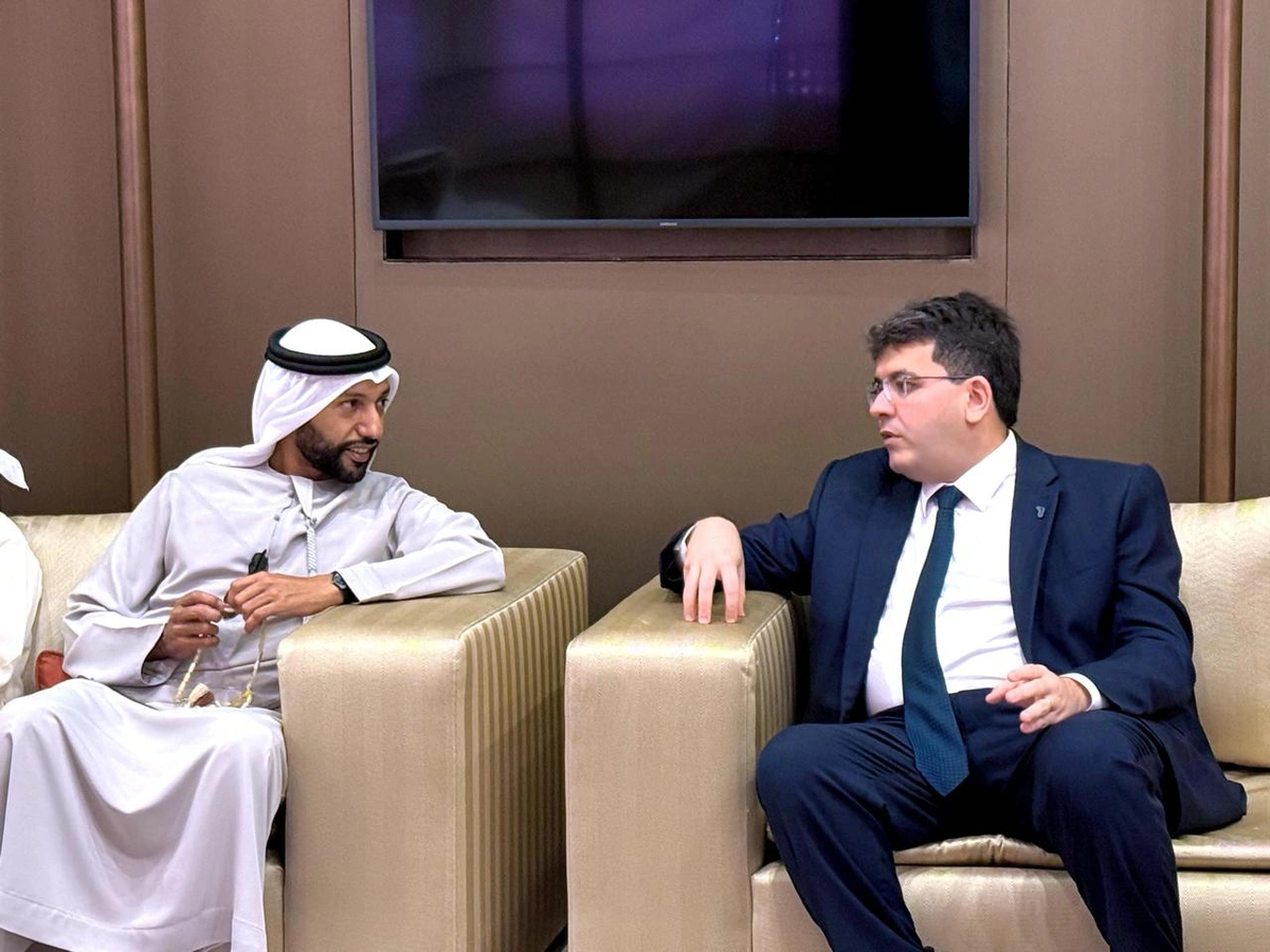 Árabe em conversa com Rafael Fonteles em Dubai
