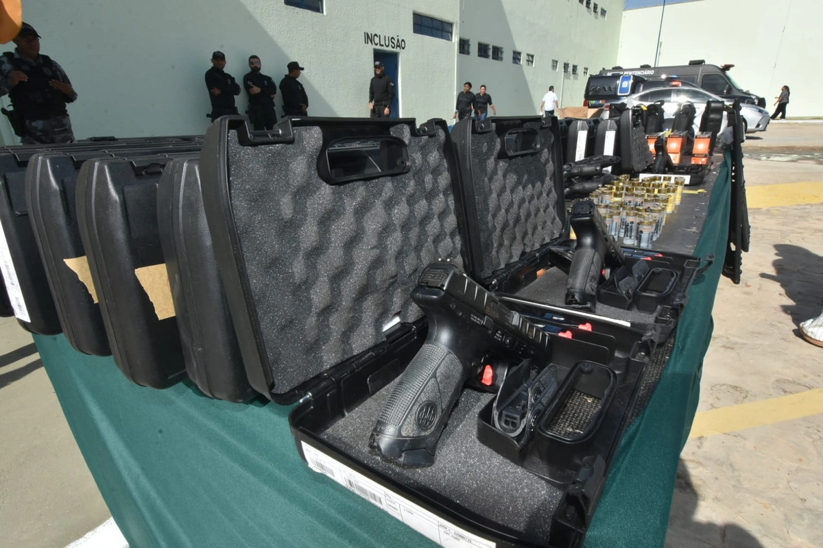 Armas e equipamentos entregues