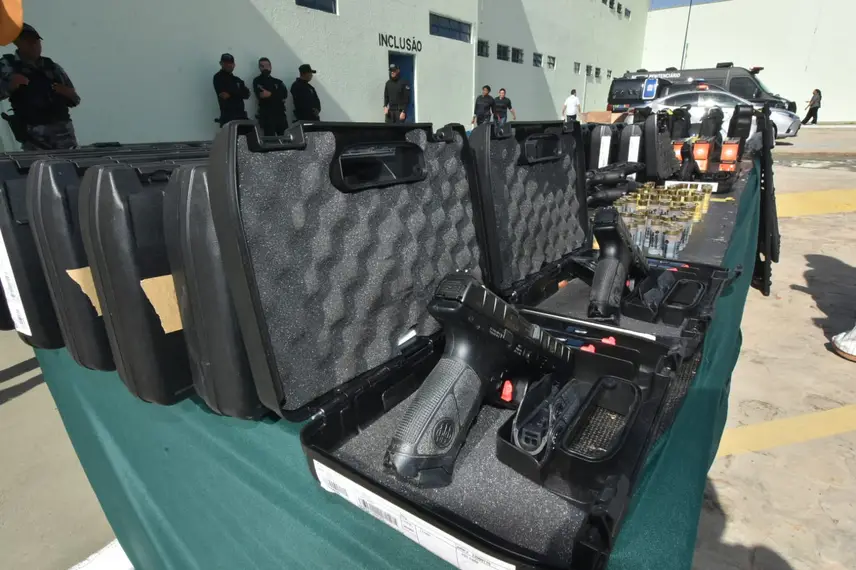 Armas e equipamentos entregues