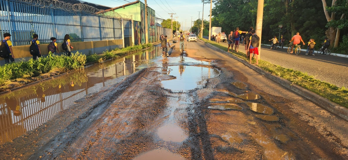 Avenida São Francisco na Extrema, crianças dividem espaço com veículos