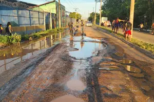 Avenida São Francisco na Extrema, crianças dividem espaço com veículos (Foto: Revista40graus)