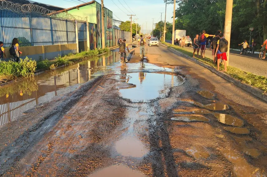 Avenida São Francisco na Extrema, crianças dividem espaço com veículos