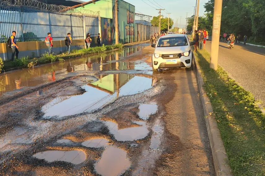 Avenida São Francisco na Extrema, crianças dividem espaço com veículos