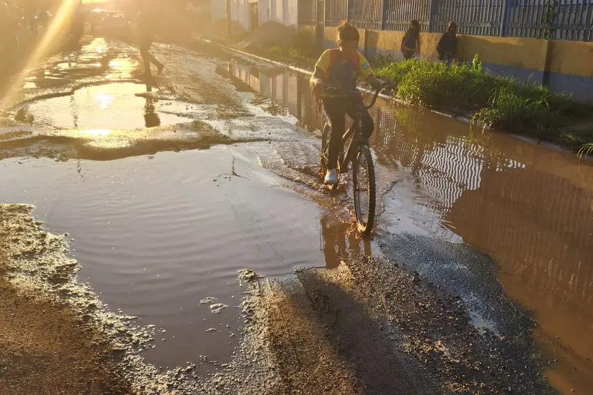 Avenida São Francisco na Extrema, crianças dividem espaço com veículos