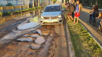 Avenida São Francisco na Extrema, crianças dividem espaço com veículos (Foto: Revista40graus)
