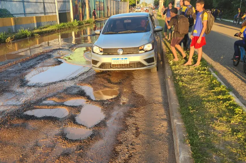Avenida São Francisco na Extrema, crianças dividem espaço com veículos