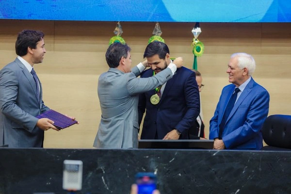 Bandeira recebe medalha na ALEPI