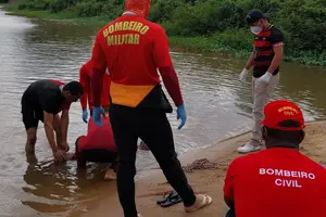 Bombeiro em resgate (Foto: Reprodução)